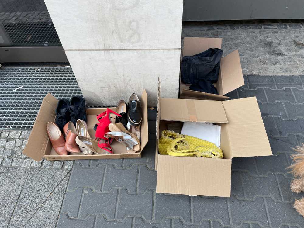photo of one of many boxes I stumble upon when walking the streets of Berlin. It contains things that people are giving away