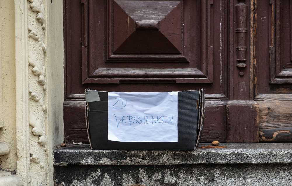 Box on the street with a sign that says zu verschenken